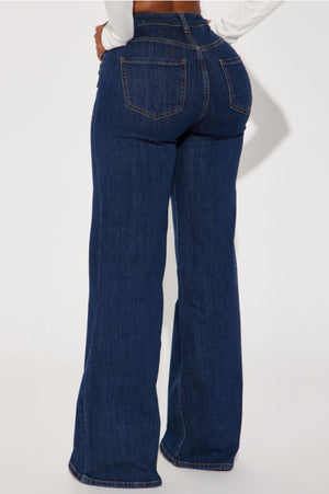 Curvy baddie Jean